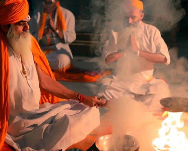 pandit doing pooja